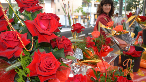 Rosas y libros en el día de Sant Jordi./ Javier Coria