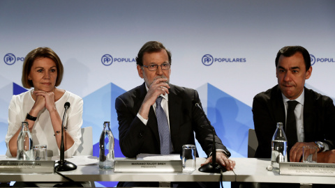 El presidente del PP, Mariano Rajoy, la secretaria general del partido, María Dolores de Cospedal, y el coordinador general, Fernando Martínez Maíllo, durante la reunión de la Junta Directiva Nacional del PP. EFE/Mariscal