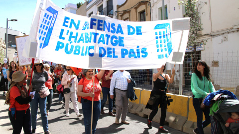 Manifestants pels carrers de Sitges reclamant habitatge públic pel país.