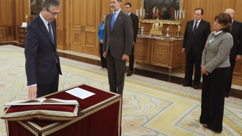 El nuevo gobernador del Banco de España, Pablo Hernández de Cos, el presidente del Gobierno, Pedro Sánchez, el rey Felipe VI, y la ministra de Justicia, Dolores Delgado, durante la promesa de su cargo en un acto celebrado en el Palacio de l