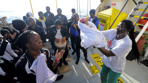 Los inmigrantes a bordo del barco Aquarius siguen esperando a que alguien les permita desembarcar. /REUTERS