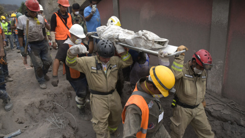 Rescatistas cargan los restos de una víctima de la erupción del volcán de Fuego./EFE