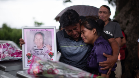 Familiares lloran durante el funeral de una víctima de la violenta erupción del volcán de Fuego./EFE