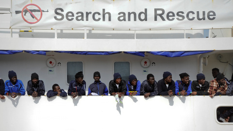 Un grupo de personas rescatada por el barco Aquarius en el Mediterráneo, antes de su desembarco en el puerto de Catania (Sicilia) el pasado 27 de mayo.- RETERS/ARCHIVO