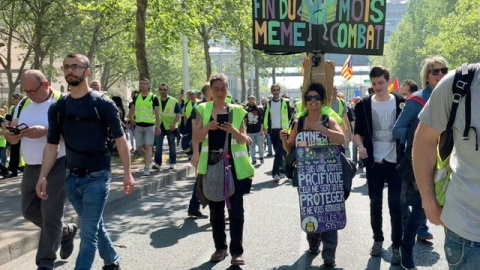 Camelia con una pancarta en la que pone “Fin du monde, fin du mois, même combat” (Final del mundo, final de mes, mismo combate”). En una de las manifestaciones de los chalecos amarillos / Max