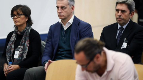 Vicente Rambla (d), exvicepresidente de la Generalitat Valenciana, en el banquillo del juicio de la trama Gürtel, junto a Cristina Ibáñez (d), exgerente del PP de la Comunidad Valenciana y Ricardo Costa (c), ex secretario general del PP de 