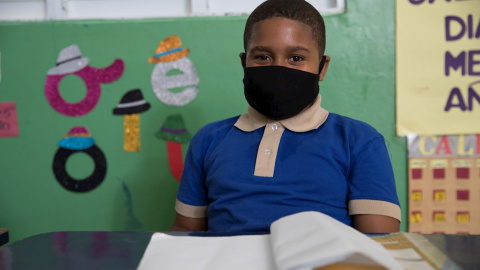 Un estudiante en un colegio de República Dominicana