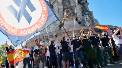 (12/10/2021) Miembros del Frente Nacional Identitario en una manifestación el 12 de octubre en Barcelona. Archivo.