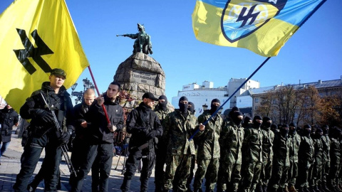 Miembros del Batallón Azov en un acto en el centro de Kiev.