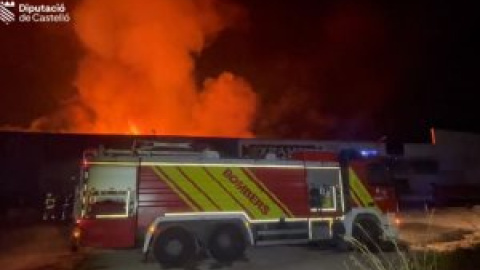 Los bomberos luchan contra un destructivo incendio en un polígono de Castellón