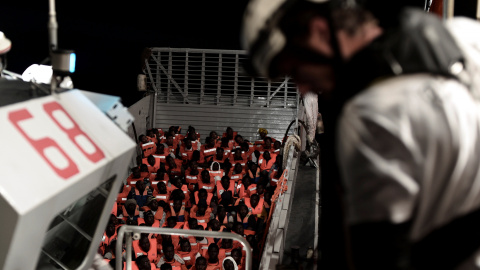 Cientos de personas rescatadas por la tripulación de Aquarius, un barco de búsqueda y rescate en sociedad entre SOS Mediterranée y Médicos Sin Fronteras, durante este fin de semana.- REUTERS/ Karpov