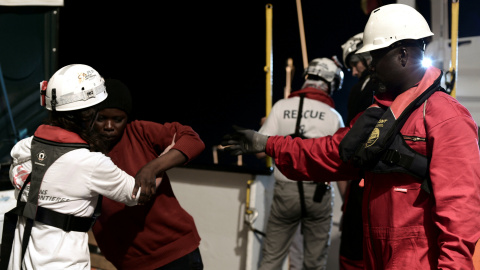 Una personas rescatada por la tripulación del barco de salvamento Aquarius este fin de semana.- REUTERS/Karpov