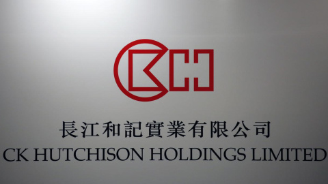 El logo del grupo de telecomunicaciones CK Hutchison Holdings, en una rueda de prensa en su sede en Hong Kong. REUTERS/Bobby Yip