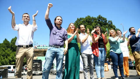 Iglesias, junto a sus compañeros de Adelante Andalucía y Adelante Sevilla, en el mitin en el que arropó a la candidata a la alcaldía de Sevilla, Susana Serrano.