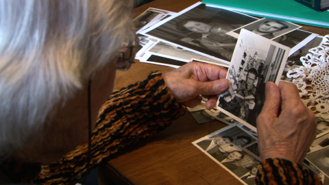 Dulia Sidiq repasando imágenes en uno de los momento del documental