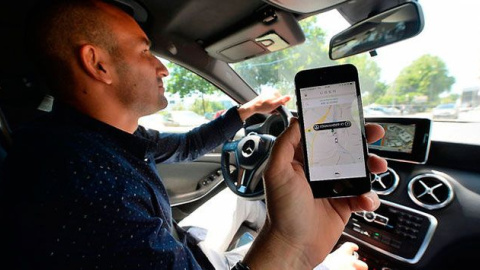 Un conductor de Uber, al volante de un vehículo de la plataforma. EFE/Archivo