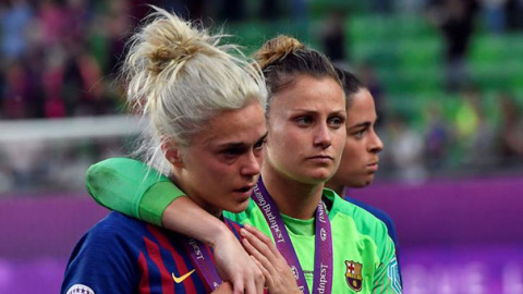 María León y Sandra Panos, tras la derrota del Barcelona ante el Olympique de Lyon en la Liga de Campeones femenina. / EFE