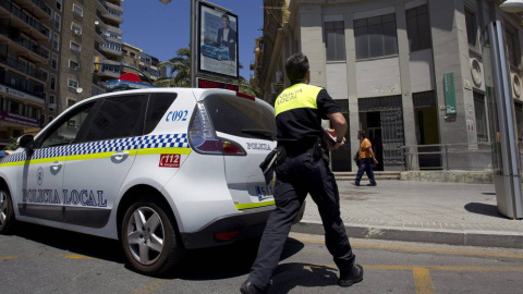 Una foto de archivo de un policía local. / EFE