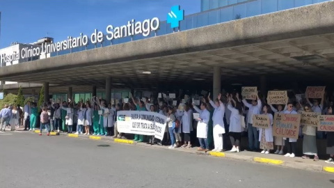 18/4/23 Médicos en huelga protestando en el hospital Clínico de Santiago.