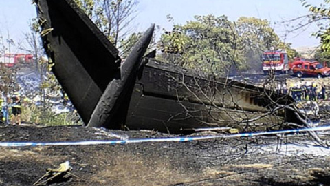 Restos del aparato de Spanair tras el accidente en el aeropuerto de Barajas, en agosto de 2008.