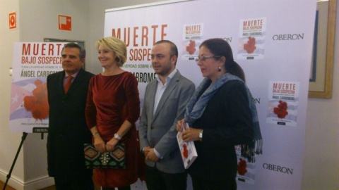 Carromero, junto a Aguirre, durante la presentación de su libro. / EP