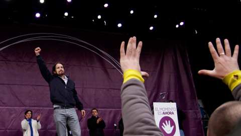 Pablo Iglesias, el líder de Podemos, levanta el punto tras pronunciar su discurso antes decenas de miles de personas en la Puerta del Sol de Madrid .-JAIRO VARGAS