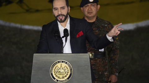 8/4/22-El presidente de El Salvador, Nayib Bukele (izquierda), habla durante una ceremonia de reclutamiento de 1.440 nuevos soldados en las fuerzas armadas. Luego de una ola de asesinatos con 62 víctimas en un solo día, el gobierno declaró 