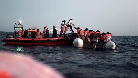 Rescate en alta mar, en la madrugada del domingo 10 de junio, de parte de los 629 inmigrantes que han sido rescatados por el barco Aquarius. SOS MEDITERRANEE/Kenny Karpov