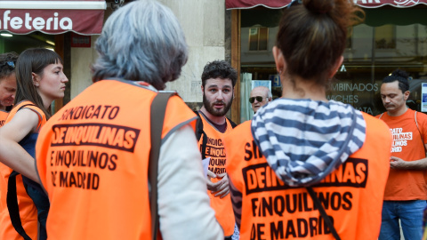 Activistas del Sindicato de Inquilinas de Madrid se reúnen en el barrio de Puerta del Ángel para el recorrido de la primera brigada inquilina.