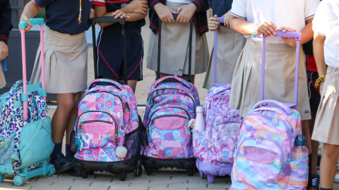 Varias niñas a la entrada del colegio de la Alameda de Osuna, a 5 de septiembre de 2022, en Madrid.