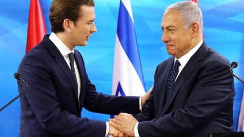 11/06/2018.- La canciller austriaca Sebastian Kurz (izq) estrecha la mano al primer ministro israelí, Benjamin Netanyahu, durante un encuentro en la oficina del primer ministro en Jerusalén (Israel) hoy, 11 de junio de 2018. EFE/ Ammar Awad