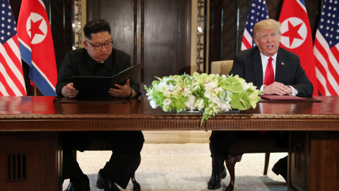 Kim Jong-un lee la declaración que han firmado conjuntamente él y Donald Trump en la histórica cumbre de Singapur. /EFE