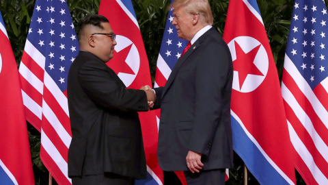 El presidente de EEUU, Donald Trump, y el líder norcoreano Kim Jong Un se saludan en la cumbre de Singapur. /REUTERS