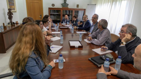 Reunión que mantuvieron este lunes los representantes de los alumnos con el rector de la Universidad de Extremadura. /EFE