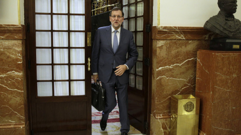 El presidente del Gobierno, Mariano Rajoy, abandona el hemiciclo del del Congreso tras un debate en el Pleno. EFE