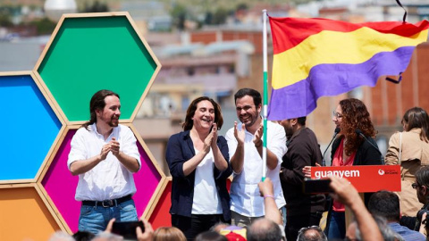 Pablo Iglesias y Alberto Garzón acompañan a la alcaldesa Ada Colau en el mitin de Barcelona / EFE Alejandro García