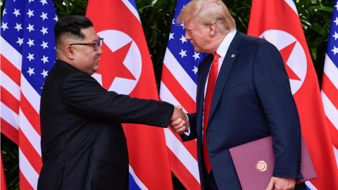 El presidente de Estados Unidos y el líder de corea del Norte estrechan la mano tras un histórico encuentro en Singapur. / Reuters