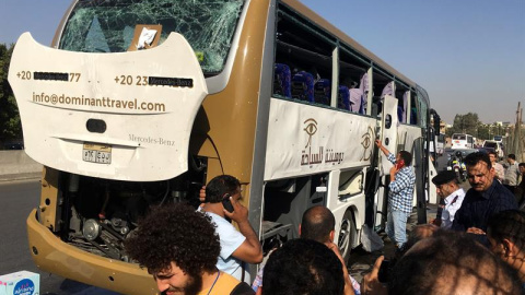 Autobús que ha sufrido el ataque en El Cairo, Egipto. EFE/EPA/MOHAMED HOSSAM