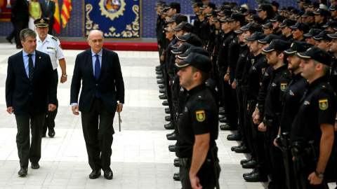 El ex ministro del Interior, Jorge Fernández Díaz (c), y el ex director general de la Policía, Ignacio Cosidó (recolocado por el PP como senador) en un acto de la Policía Nacional. EFE