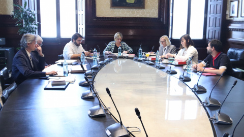 Pla general de la reunió de la Mesa del Parlament.