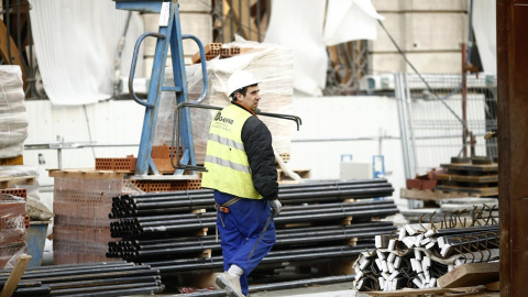 Un trabajador de una obra en Madrid. E.P.