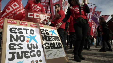 Concentración de los sindicatos CCOO y UGT frente al edificio donde se celebra la junta de accionistas de Caixabank. EFE/Ana Escobar