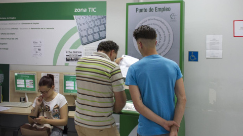 Jóvenes en una oficina de paro de Andalucía / Comisiones Obreras