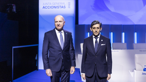 El presidente de Telefónica, José María Álvarez-Pallete (d), junto al consejero delegado, Angel Vilá Boix, durante la junta de accionistas 2022 celebrada  en la sede de la empresa en Madrid. EFE/ Rodrigo Jiménez