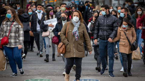 Varios transeúntes pasean por el Paseo de Gracia de Barcelona este lunes.