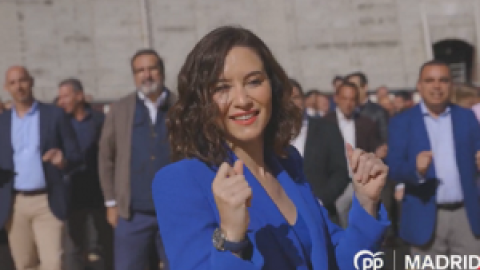 Cachondeo en Twitter con un vídeo en el que Ayuso presenta a los candidatos del PP en Madrid en una plaza de toros chasqueando los dedos