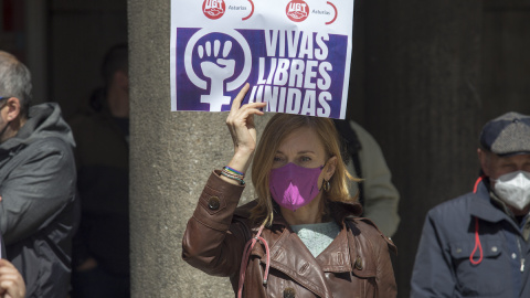 Una mujer sostiene una pancarta donde se puede leer 'Vivas, Libres, Unidas' en una concentración contra las violencias machistas, frente a la sede de CCOO, a 24 de mayo de 2021, en Oviedo.