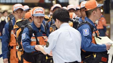 Los miembros de un equipo de rescate japonés pone rumbo a Nepal en una entrada de salidas del aeropuerto internacional de Narita en Narita, al este de Tokio, Japón.- EFE / EPA / FRANCK ROBICHON