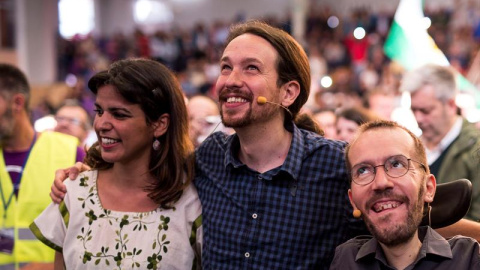 El secretario general de Podemos, Pablo Iglesias (c), junto al secretario de Organización del partido, Pablo Echenique (d), y la secretaria general de Podemos Andalucía, Teresa Rodríguez (i), participa en un acto público en Córdoba. EFE