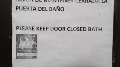 Vamos a jugar a su juego: "Por favor mantener puerta cerrada baño"